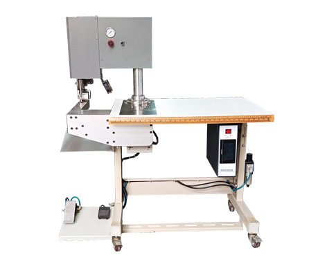 無(wú)縫服飾超聲波縫紉機(jī)服裝設(shè)備